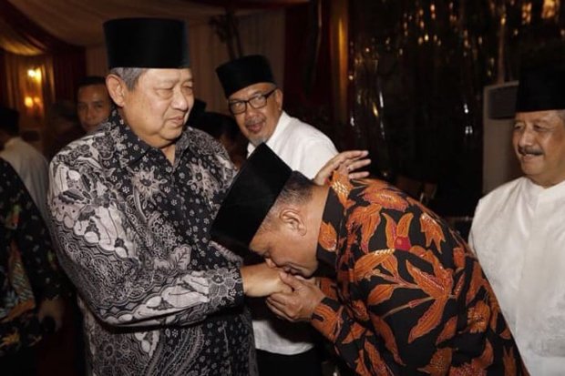 cium-tangan-gatot-ke-sby-dinilai-simpan-relasi-kuasa-ad5