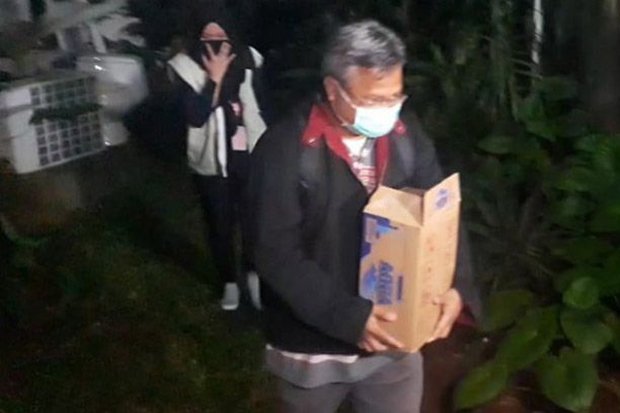 penyidik-bawa-koper-dan-kardus-dari-rumah-dirut-pln-iBI