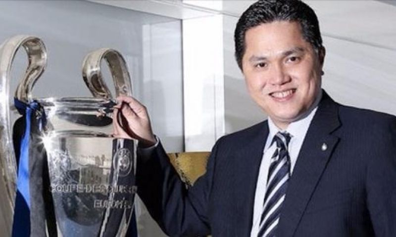 111-erick_thohir_dengan_piala_liga_champions_erickthohir-800x450