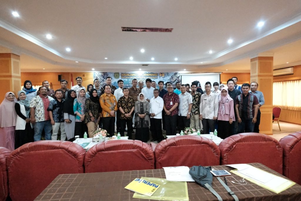 Foto bersama Wakil Walikota Tanjungpinang,Rahma, Sekretaris PUPR Jofrizal, Para narasumber, dan peserta kegiatan