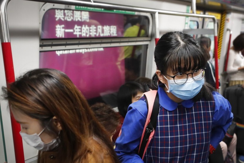 penumpang-kereta-di-hong-kong-mengenakan-masker-sebagai-perlindungan-_200108101523-190