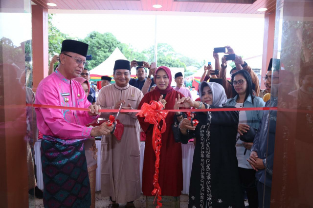 Walikota Tanjungpinang dan Wakil Walikota Tanjungpinang bersama DPRD Tanjungpinang memotong pita yang secara simbois meresmikan Gedung baru Kelurahan Tanjungpinang Kota
