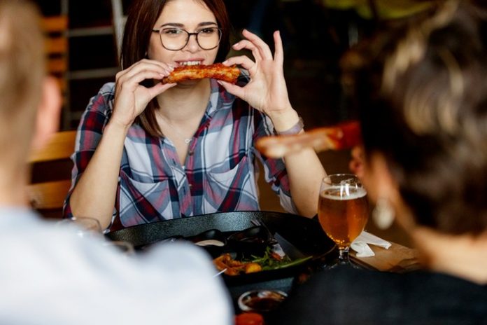 bagaimana-hukumnya-makan-di-restoran-yang-menjual-menu-babi-1