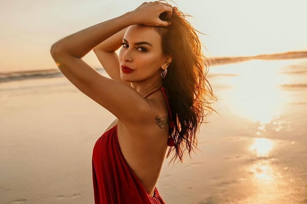 sophia-latjuba-pakai-dress-merah-di-pinggir-pantai-netizen-auto-terpesona-gvm