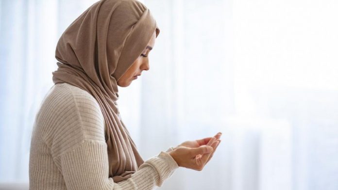 ilustrasi-wanita-berhijab-berdoa_169