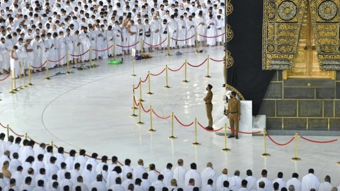 masjidil-haram-di-mekah-dibuka-dalam-kapasitas-penuh-dua-wni-termasuk-di-antara-ribuan-jemaah-pertama-yang-masuk-menangis-meri-1