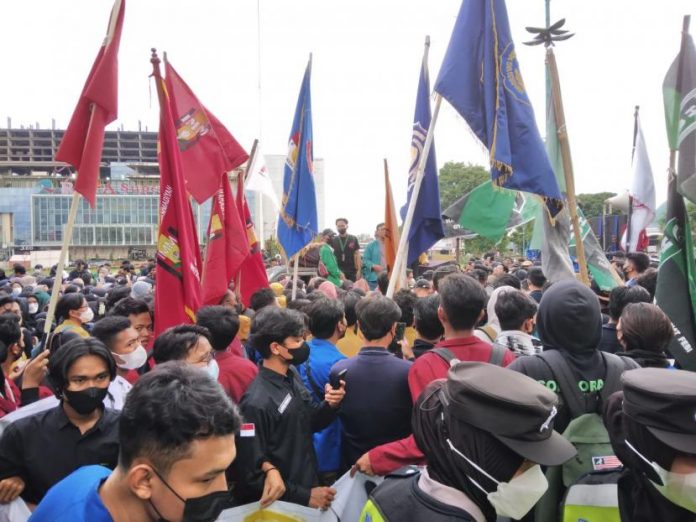 1000-mahasiswa-melakukan-aksi-demonstrasi-di-depan-kompleks-kantor_220408165010-208