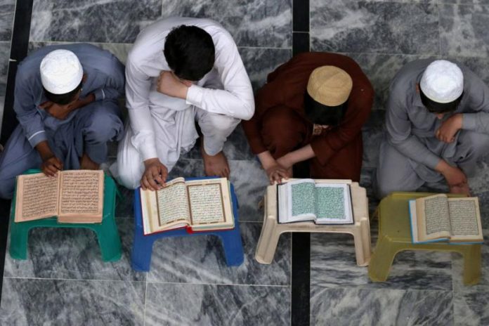 umat-muslim-membaca-alquran-di-sebuah-masjid-di-peshawar_200505213239-753