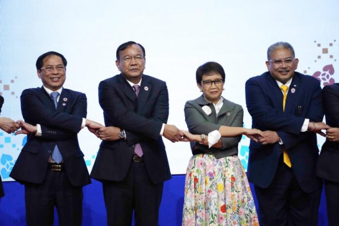 dari-kiri-ke-kanan-menteri-luar-negeri-vietnam-but_220803145130-233