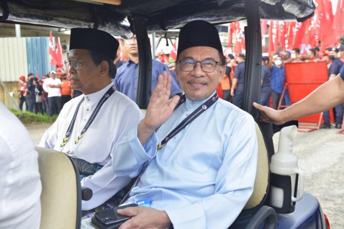 pemimpin-oposisi-malaysia-anwar-ibrahim-melambai-ke-arah-fotografer_221107152403-397