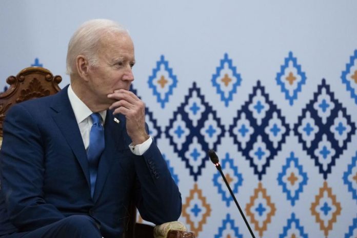 presiden-as-joe-biden-mendengarkan-selama-pertemuan-dengan_221112204336-803