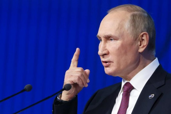 presiden-rusia-vladimir-putin-memberi-isyarat-saat-berbicara-pada_221028091643-913
