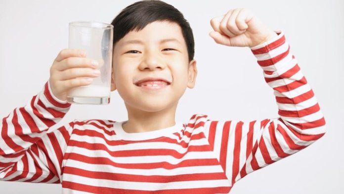ilustrasi-anak-minum-susu_169