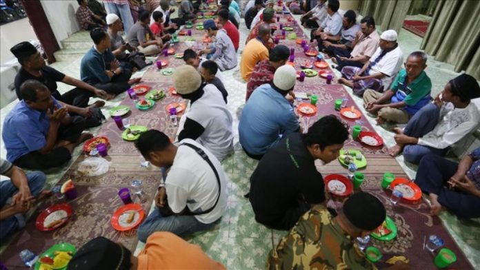 ilustrasi-suasana-buka-puasa-bersama-di-medan-sumatera_210504123400-219