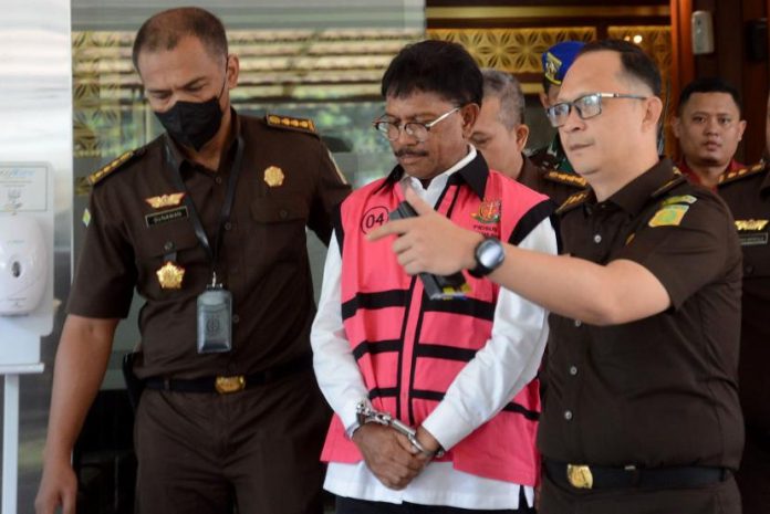 menteri-komunikasi-dan-informatika-menkominfo-johnny-g-plate-mengenakan_230517183445-331