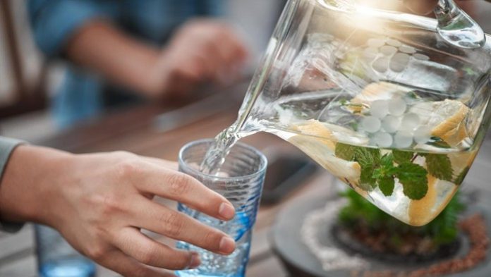 penelitian-terbaru-orang-tidak-perlu-minum-air-putih-terlalu-banyak-1_169