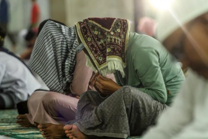umat-islam-berdzikir-saat-iktikaf-di-masjid-agung-almarkazul_220423142139-511