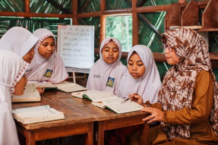 kegiatan-belajar-mengaji-alquran_230405152204-909