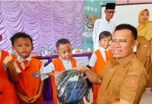 Bupati Aneng Serahkan Perlengkapan Sekolah untuk Anak PAUD dan TK di Siantan Timur, Air Mata Bahagia Warnai Acara