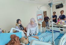 Bentuk Kepedulian, Apri Sujadi dan Deby Maryanti Jenguk Mahasiswi UIN Suska Korban Penganiayaan