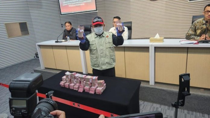 kpk-menyita-duit-rp-850-juta-saat-ott-ketua-dan-wakil-ketua-pn-depok-adrial-akbardetikcom-1770394517852_169