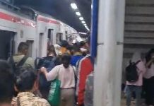 Kereta Api Jarak Jauh Tabrakan dengan KRL di Stasiun Bekasi Timur