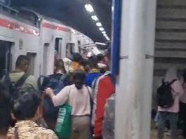 Kereta Api Jarak Jauh Tabrakan dengan KRL di Stasiun Bekasi Timur