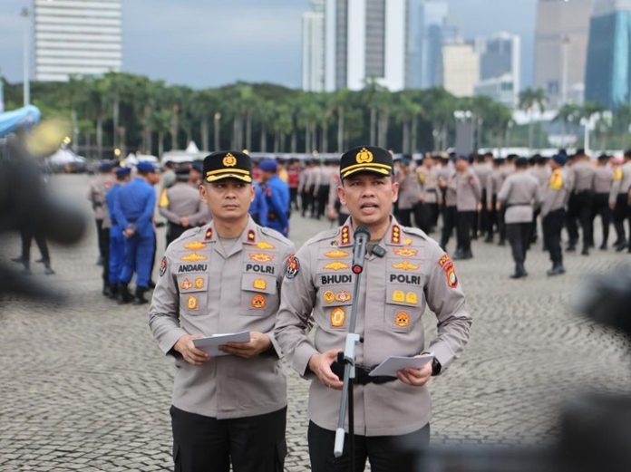 polda-metro-jaya-menggelar-apel-pasukan-pengamanan-peringatan-hari-buruh-internasional-may-day-pengamanan-kepada-peserta-aksi--1777555062189_43