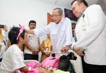 Amsakar Luruh Saat Menjenguk Bocah Korban Kekerasan, Janji Masa Depan Tak Boleh Terputus