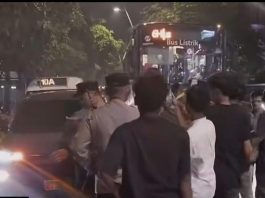 Massa Gelar Demo Malam-malam Tolak Kenaikan BBM