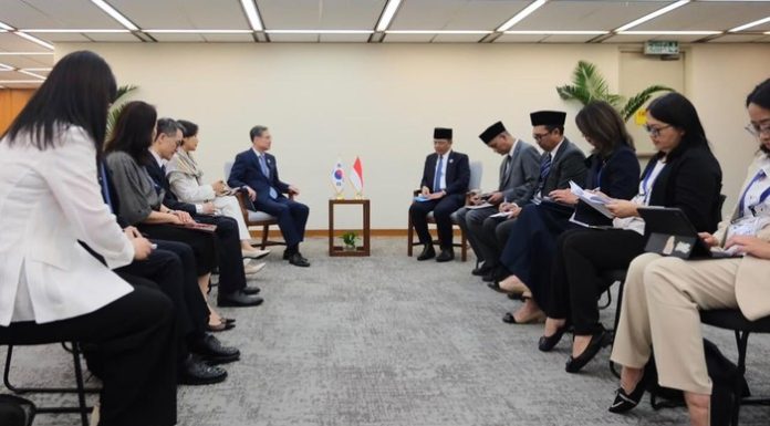 Bertemu Menlu Korsel di Manila, Menlu RI Bahas Investasi hingga Situasi Iran