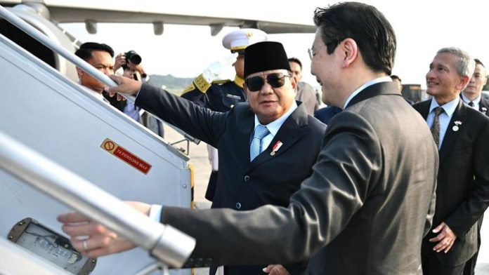 momen-hangat-prabowo-antar-langsung-keberangkatan-pm-singapura-1783348558557_169