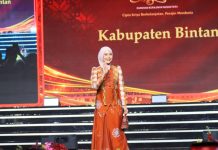 Tampil dengan Gaya Smart Casual, Hafizha Kenakan Batik Motif Otak-Otak di Parade Kriyanusa 2026