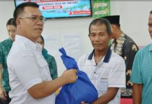 Bupati Aneng Salurkan Bantuan Sembako Presiden di Sri Tanjung, Harapkan Kunjungan ke Anambas