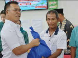 Bupati Aneng Salurkan Bantuan Sembako Presiden di Sri Tanjung, Harapkan Kunjungan ke Anambas