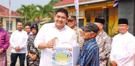 Bakti Sosial dan Penyuluhan Kesehatan Sempena HUT Ke-81 TNI, Bupati Roby Apresiasi Aksi Kepedulian Lanal Bintan