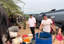 Turun Langsung ke Lapangan, Bupati Roby Tinjau Pendistribusian Air Bersih