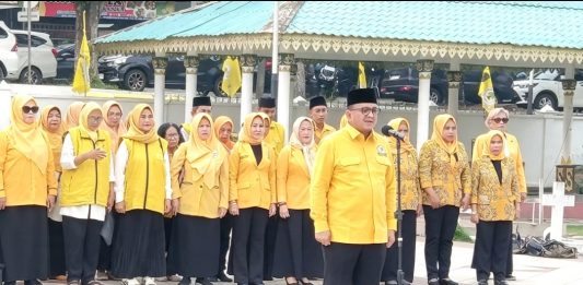 Peringati HUT ke-62, Golkar Kepri Ziarah Pahlawan, Ade Angga Pimpin upacara dan Tabur Bunga